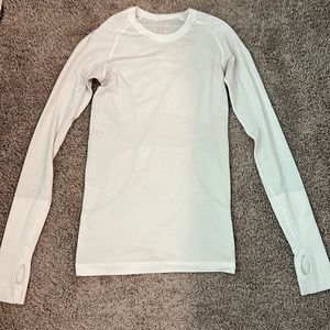 Women’s white lulu swiftly 4- barley worn